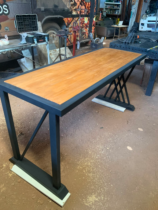 Mesa de madera y hierro